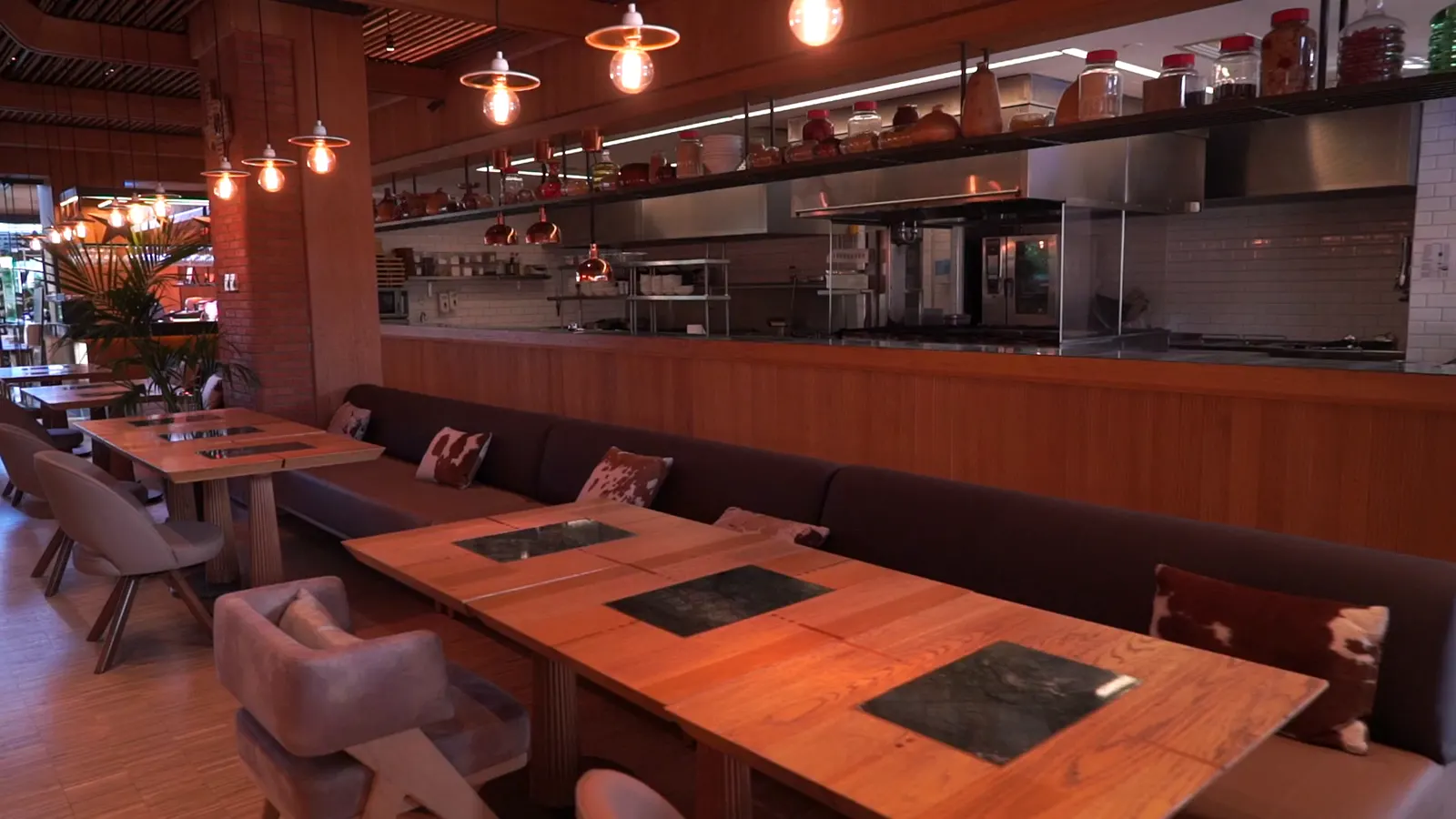 Sala de jantar do restaurante Salina, com bancada de cozinha aberta