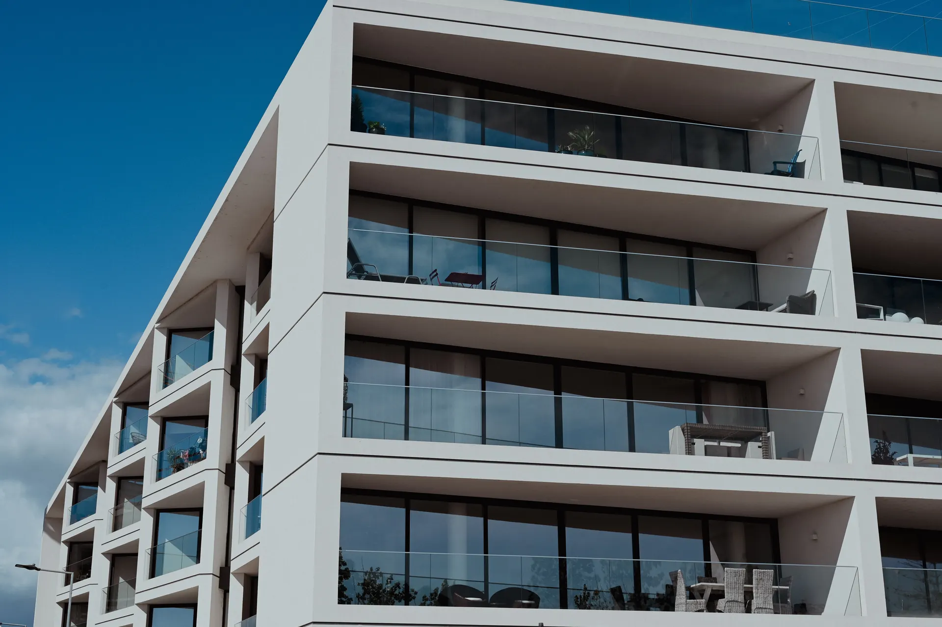 Fachada de edifício de apartamentos com varandas, empreendimento da Veralta